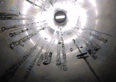 Das Innere eines zerschlissenen Hydraulikzylinders Die Schrammen sind tief und weitreichend - Belichtung am anderen Ende des Zylinders